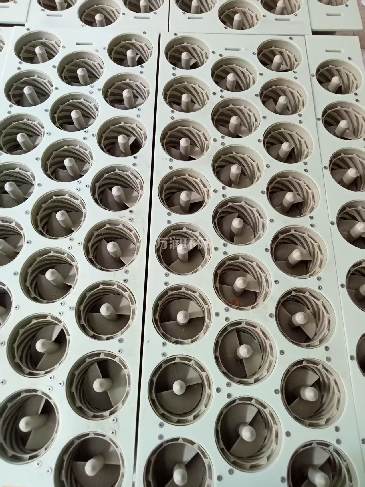  双螺旋管束除雾器